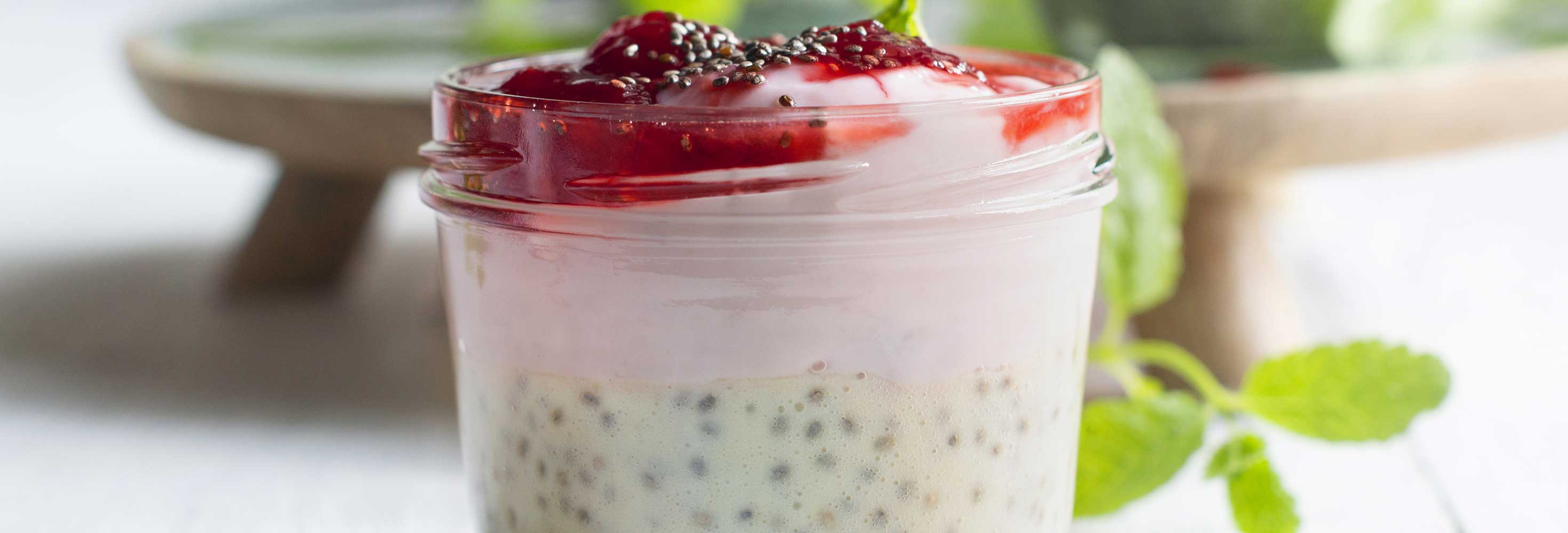 Bol au yaourt à la fraise, confiture et pudding aux graines de chia