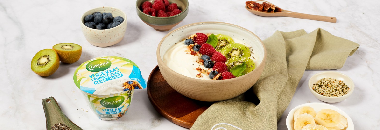 Smoothie bowl à la banane et à la vanille avec du fromage frais