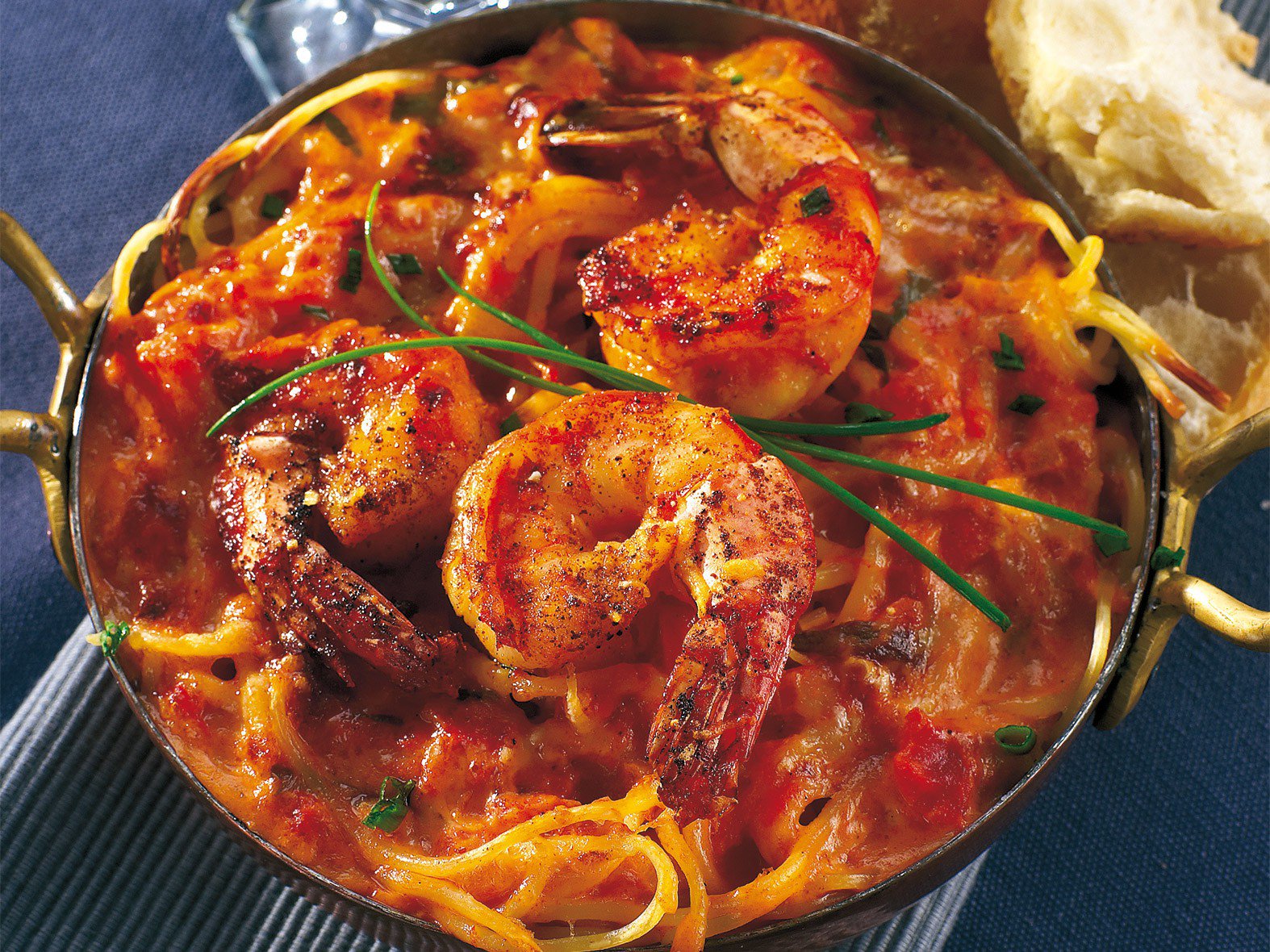 Spaghettis aux scampis cuits et à la sauce homardine